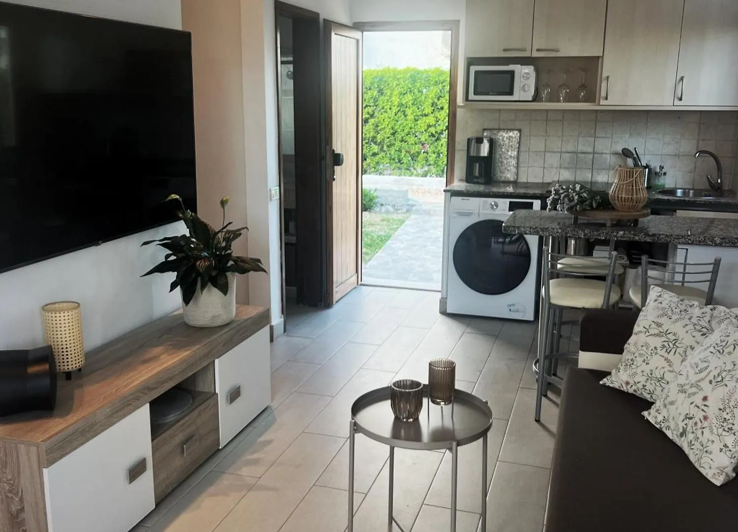 Buzzstays: 1-Bed Bungalow, Garden, Near Yumbo & Beach Maspalomas  Maspalomas (Gran Canaria)