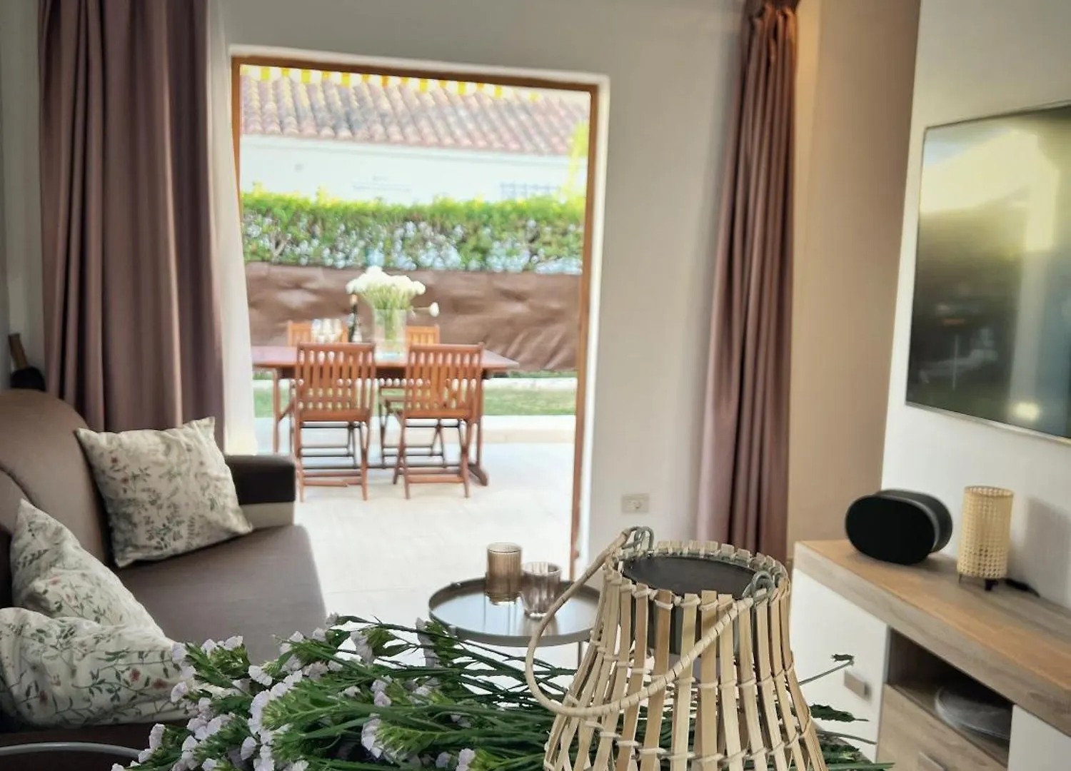 Buzzstays: 1-Bed Bungalow, Garden, Near Yumbo & Beach Maspalomas  0*, Maspalomas (Gran Canaria)